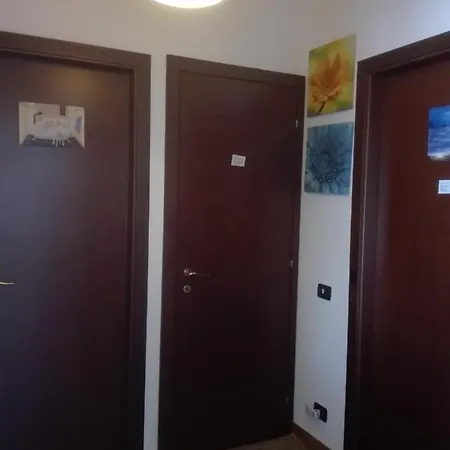 Guest house Santy's Rooms: Shared Bath, Location, Near Rome Fair