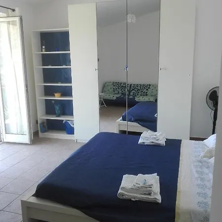 Santy's Rooms: Shared Bath, Location, Near Rome Fair * Fiumicino