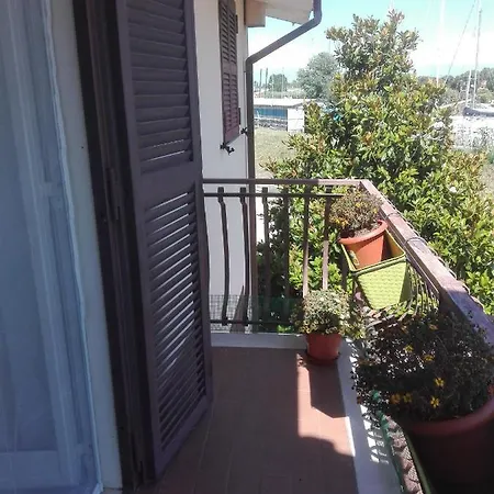 Guest house Santy's Rooms: Shared Bath, Location, Near Rome Fair *