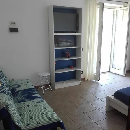 Guest house Santy's Rooms: Shared Bath, Location, Near Rome Fair *